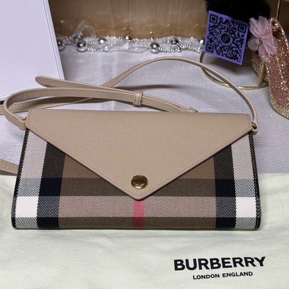 Burberry crossbody NWOT (does not include phone!) Does include original dust bag - Picture 1 of 11